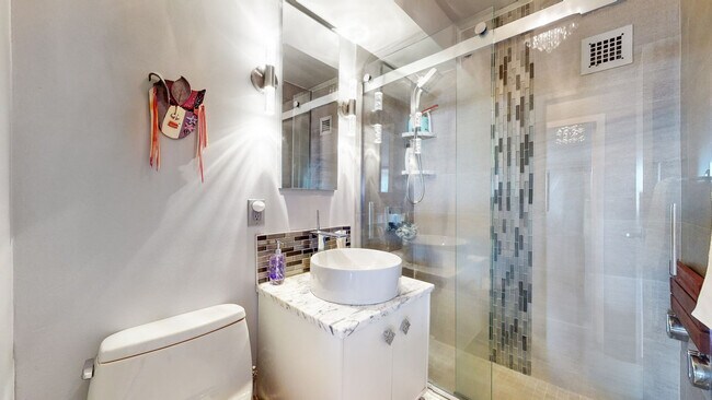 Foto del edificio - 8 Whittier Pl