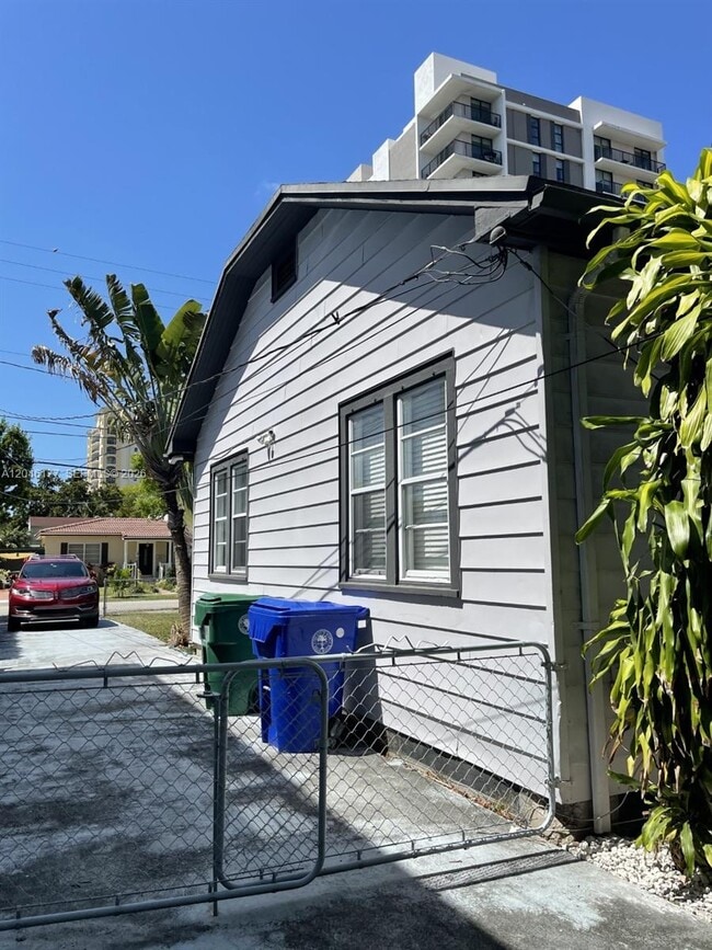 Building Photo - 3665 SW 15th St
