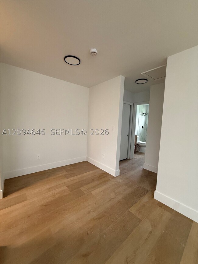 Foto del edificio - 2450 NE 188th St