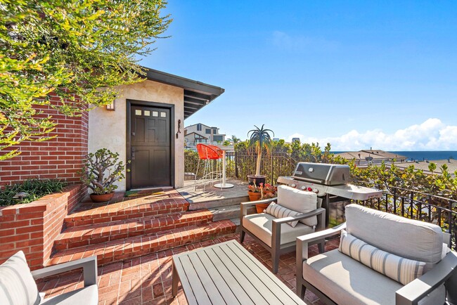 Building Photo - Oceanview Cottage Steps from Iconic Thousand Steps Beach
