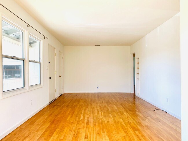 Foto del edificio - BEAUTIFUL 3BD/2BA HOME WITH A SPACIOUS BAC...