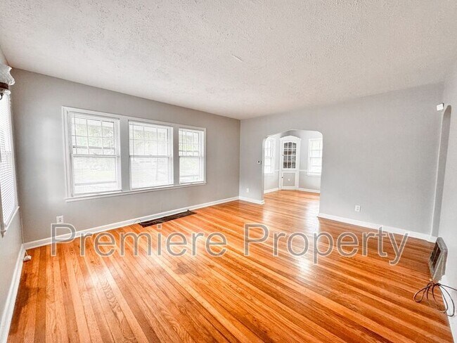 Building Photo - 6020 Raytown Rd