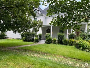 Building Photo - 633 Maple Ln