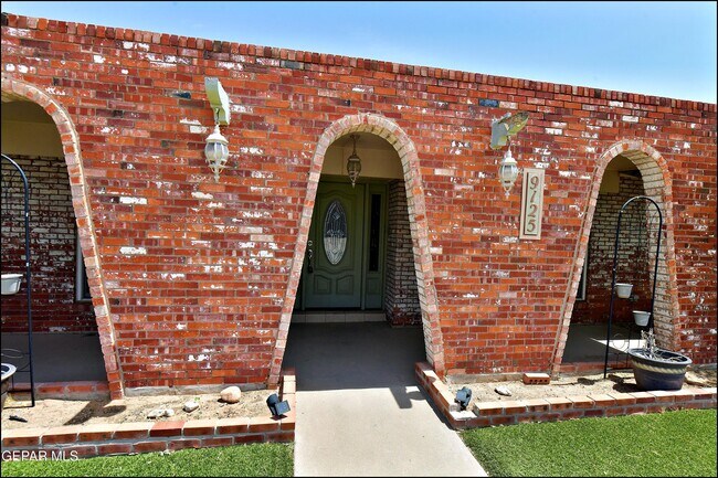 Foto del edificio - 9125 W H Burges Dr