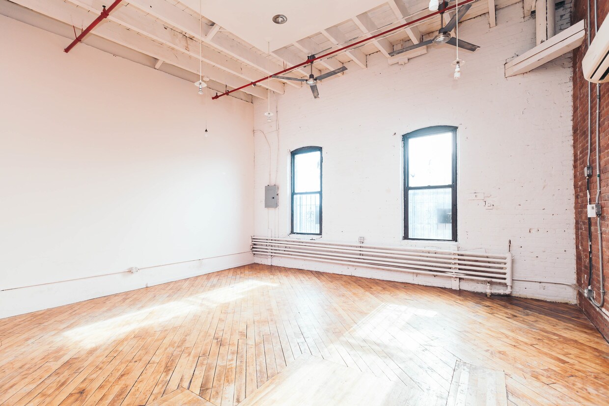 Primary Photo - 37 Greenpoint Ave
