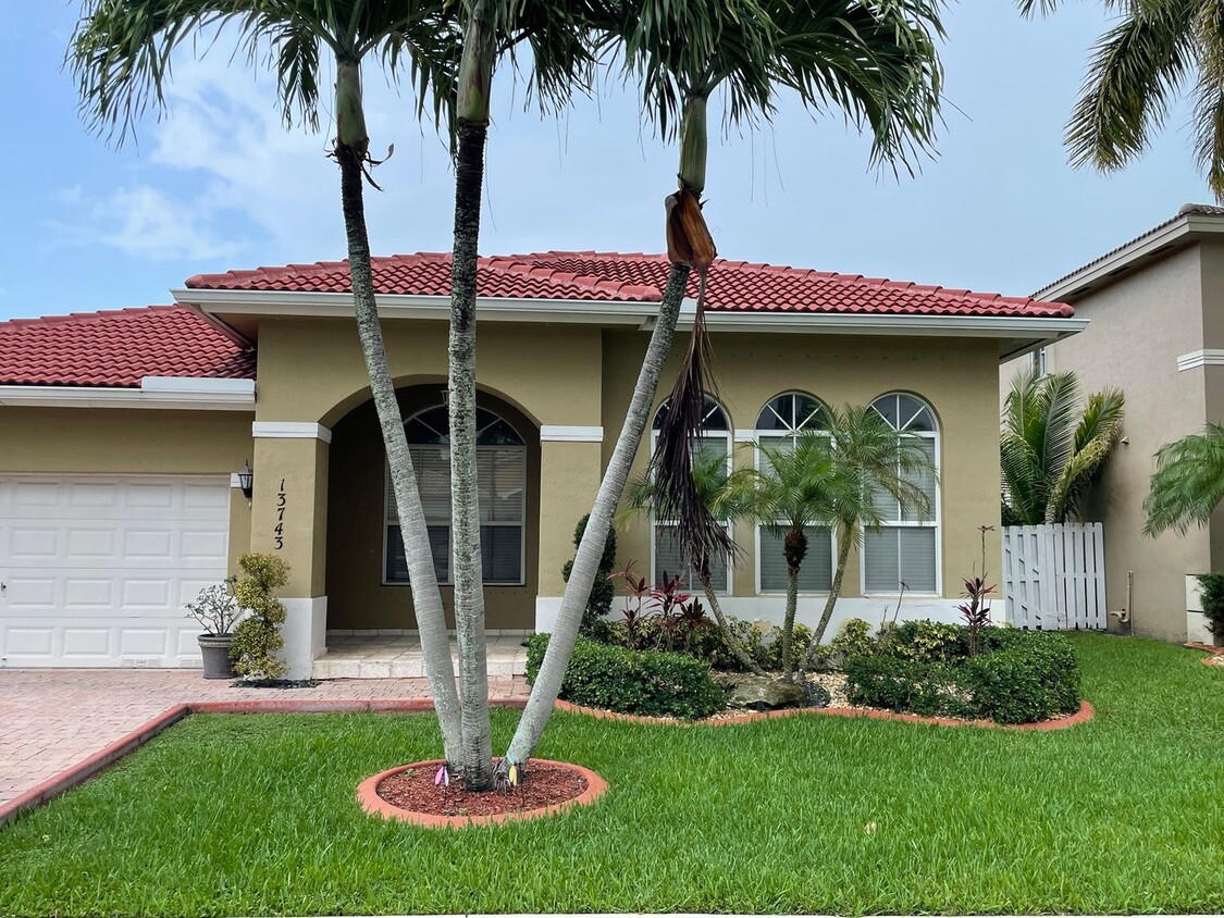 Primary Photo - Single Family house in Monarch Lakes