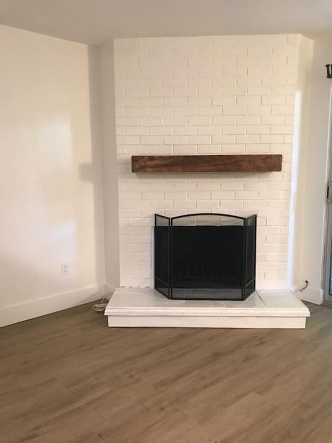 Building Photo - Remodeled Condo next to pool, park and gol...