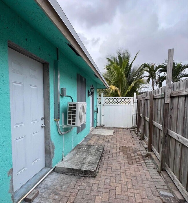 Building Photo - 4904 Dillon St