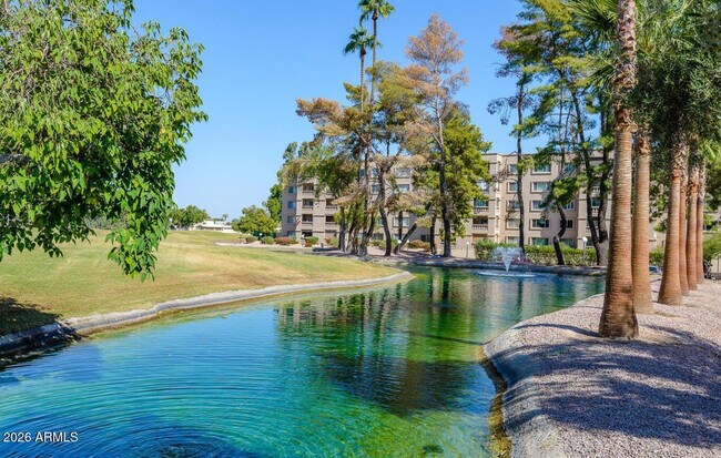 Foto del edificio - 7910 E Camelback Rd