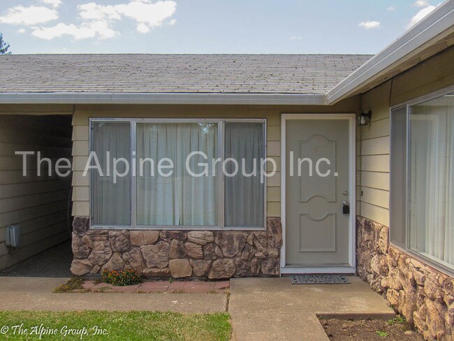 Building Photo - Cute duplex, W/S/T included with rent!