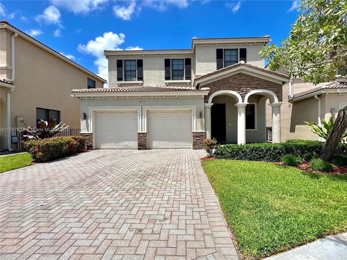 Foto principal - 973 NE 193rd Terrace