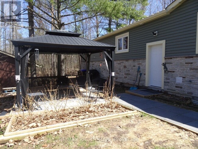 Building Photo - 32 Mills Cir