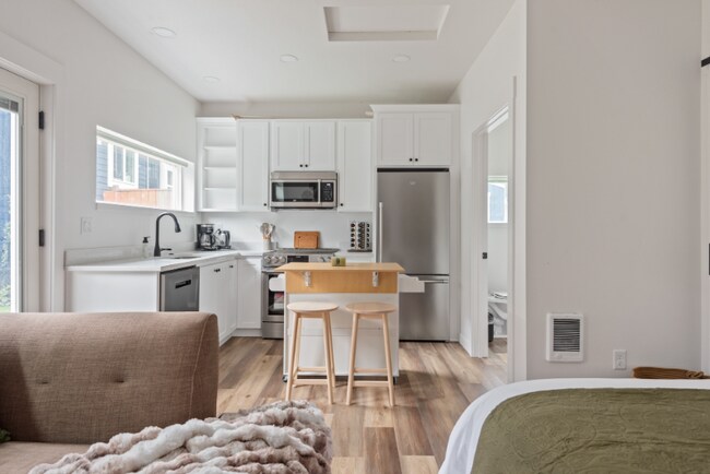 Foto del edificio - 5764 NE Garfield Ave.