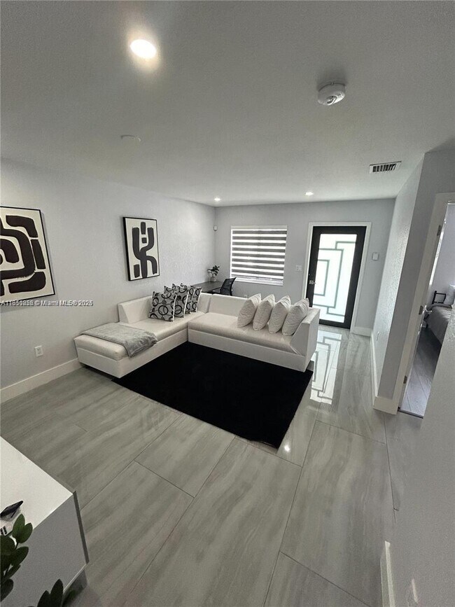 Foto del edificio - 3 bedroom in Miami Gardens FL 33054