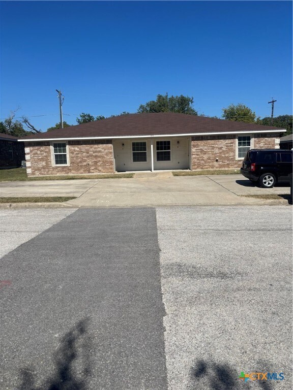 Building Photo - 105 Kings Ct