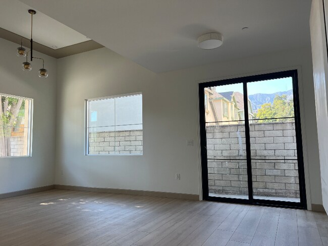 Foto del edificio - 913 Wildrose Ave