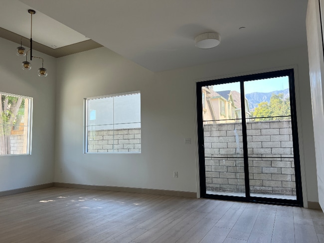 Building Photo - 913 Wildrose Ave