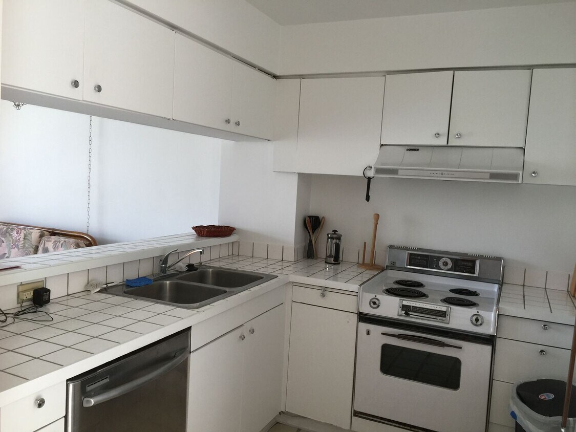 Building Photo - Makaha Valley Towers