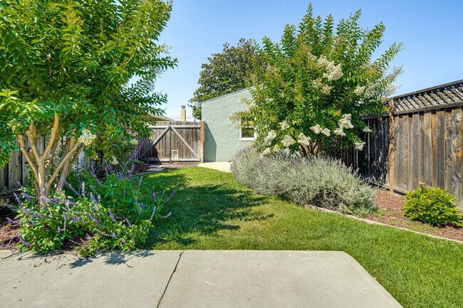 Building Photo - 972 S 8th St