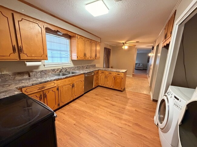 Building Photo - Welcome to this charming 3-bedroom, 2-bathroom home located in the heart of Russellville