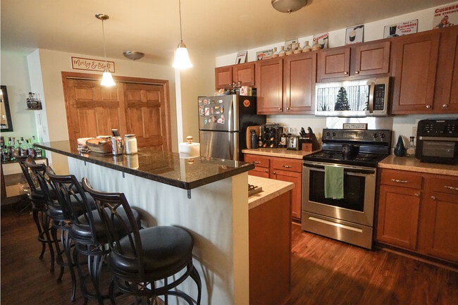 A101 Beautiful Granite Breakfast Bar - Mapleview Apartments