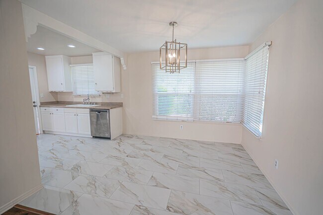 Foto del edificio - Beautifully Remodeled Single-Story 3-Bedro...