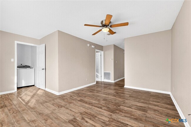 Foto del edificio - 905 Parmer Ave