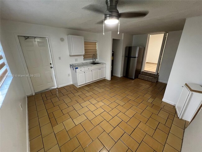 Building Photo - 200 W 53rd Terrace