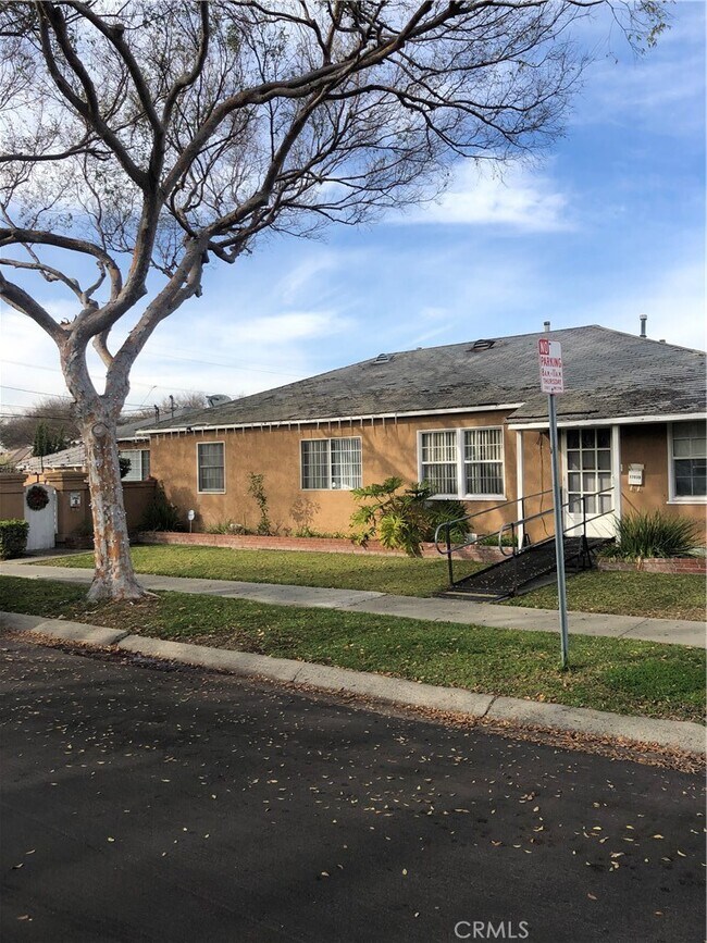 Foto del edificio - 17039 Crenshaw Blvd