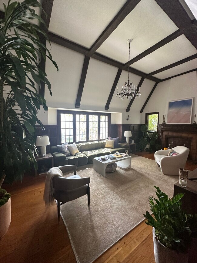 Foto del edificio - 339 N Sycamore Ave