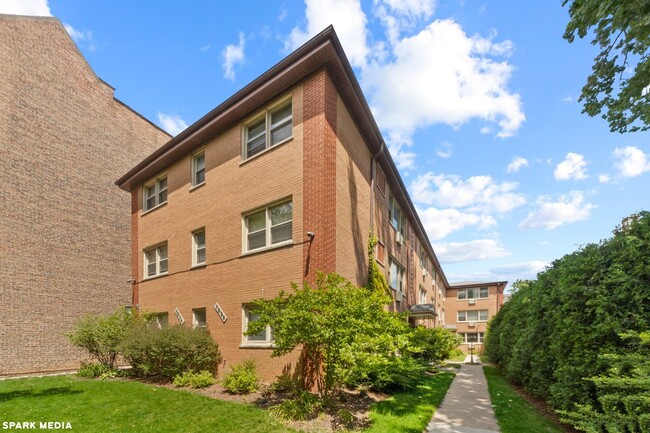 Building Photo - 1534 W Farwell Ave
