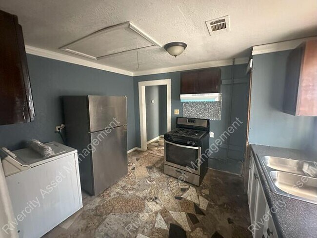 Building Photo - Cute Duplex Ready for Move In!!!!!!!!