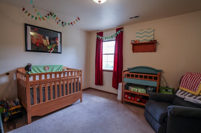 Foto del edificio - **FENCED YARD**BEDROOMS W/LVP FLOORING Ava...