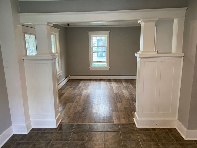 Building Photo - 3 bed 1 bath single family home in Rhinela...
