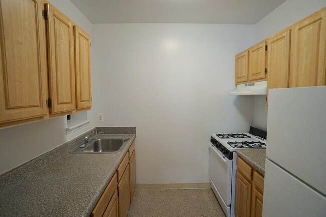 Building Photo - Stabilized Crown Heights ONE bedroom