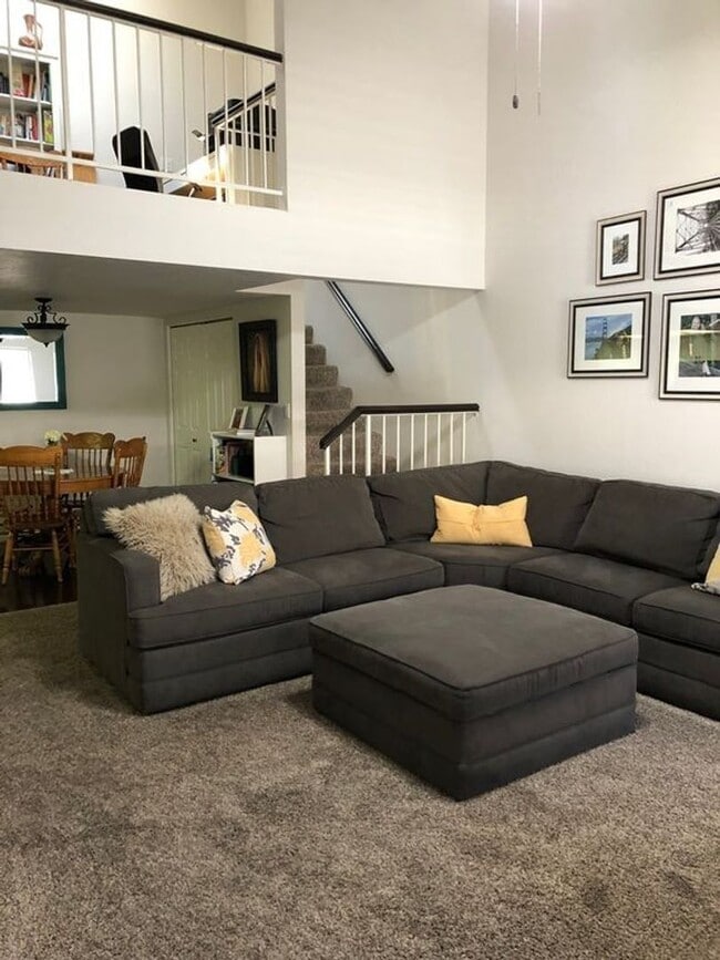Building Photo - Beautiful Downtown Home!