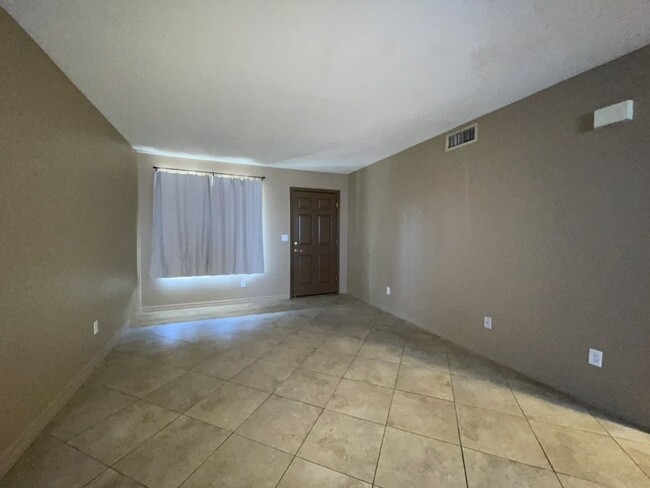 Building Photo - 2 bed 1 bath ground floor $1300 rent BHCRE...