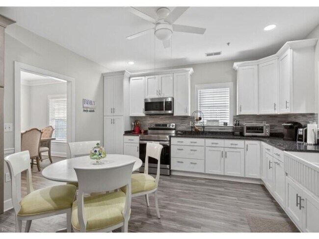 Foto del edificio - Beautifully located in a gated, well-kept, and highly sought-after bayfront community,