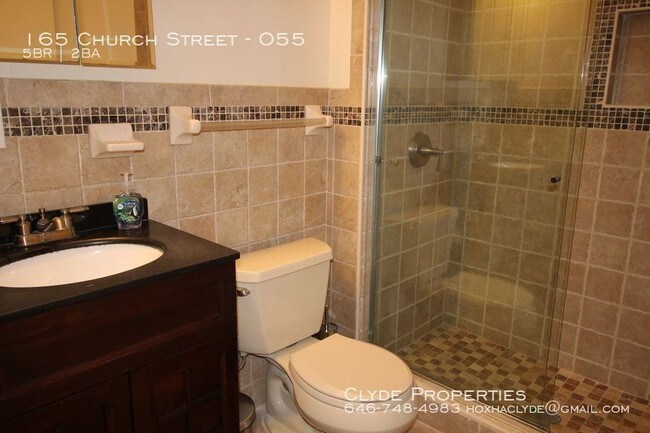 Foto del edificio - Massive 5 Bedroom 2 Bathroom Apartment!