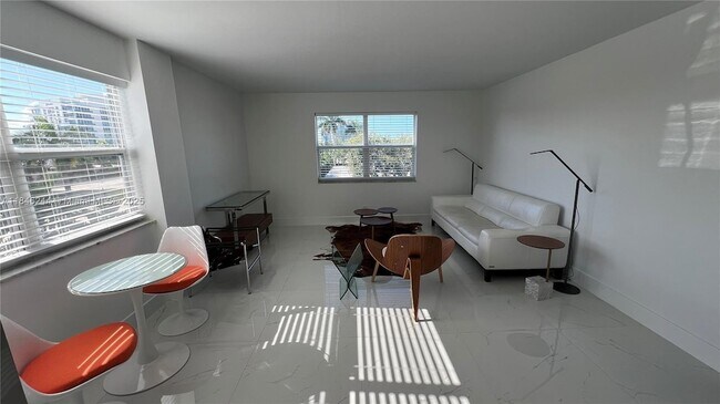 Foto del edificio - 619 Orton Ave
