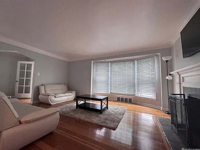 Building Photo - ELEGANT HOME