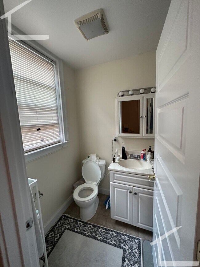 Building Photo - 2BR 2Bth unit. Great location! Walk to T, shops, restaurants.
