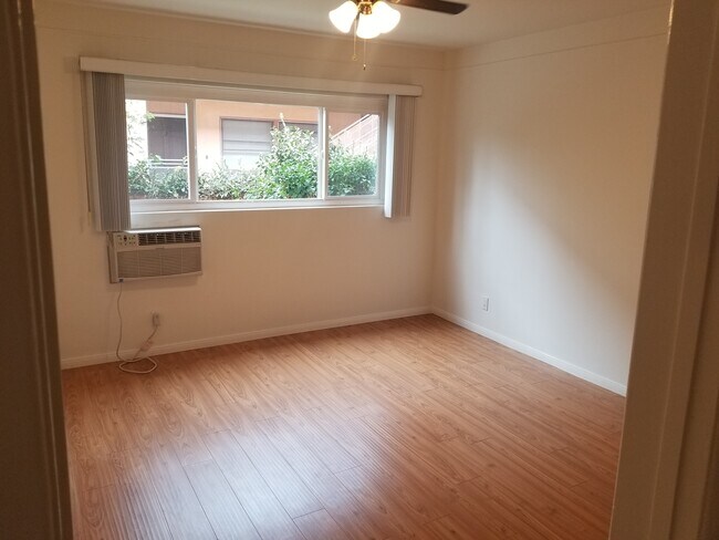 Building Photo - 10925 Palms Blvd