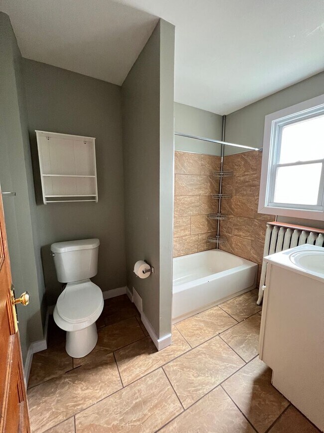 Foto del edificio - AVAILABLE JUNE -  4 Bed 1 Bath Townhome