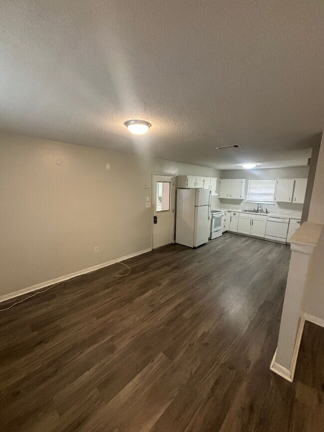Foto del edificio - Spacious 3 Bedroom/2 Bath House! Great Location!