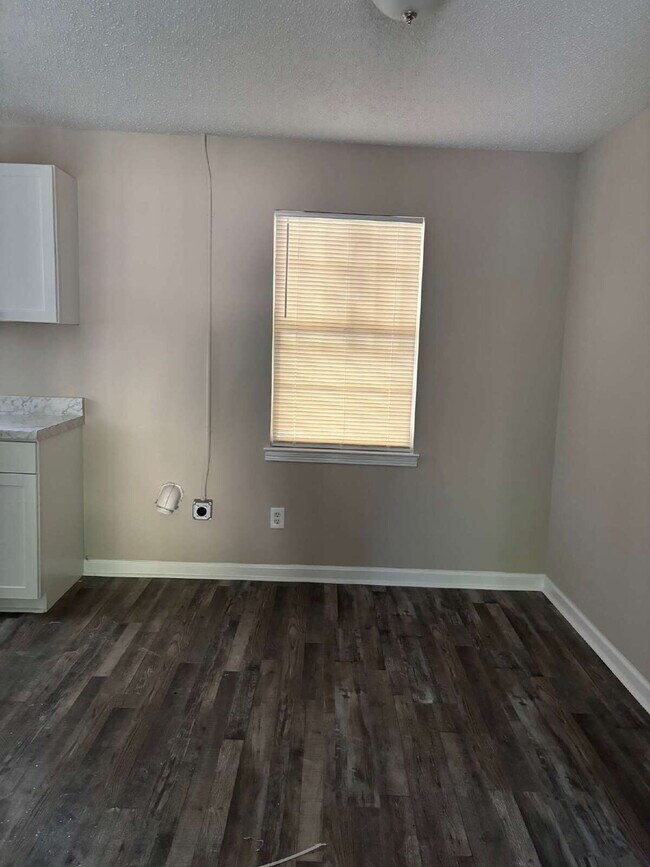 Foto del edificio - "Charming 3-Bedroom Retreat on Suncrest Drive with Gleaming Hardwood Floors!"
