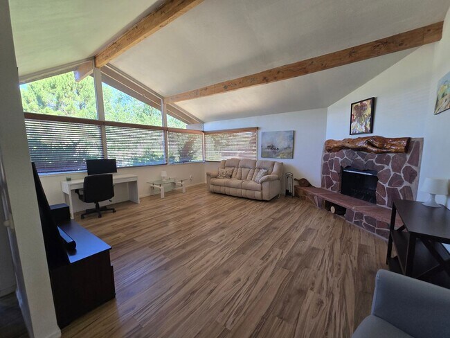 Foto del edificio - Furnished, 1-year long-term rental