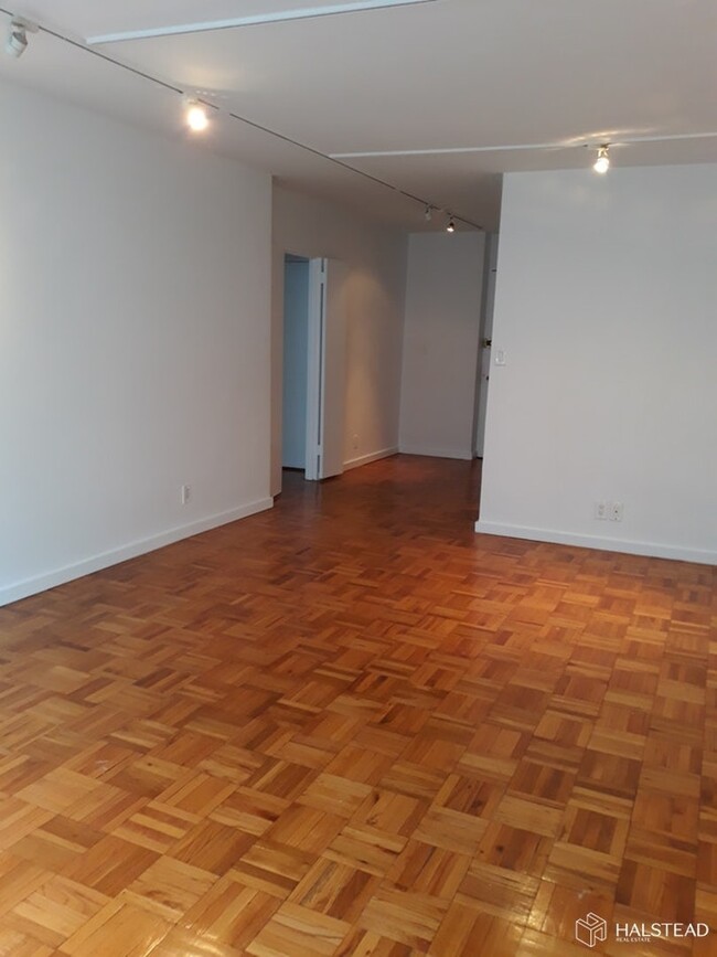 Building Photo - NO FEE + FREE RENT