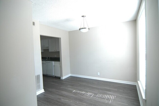 Foto del edificio - 2 Bedroom / 1.5 Bathroom Townhome in Madis...