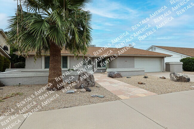 Building Photo - Stunning Open Concept Floorplan with Pool!